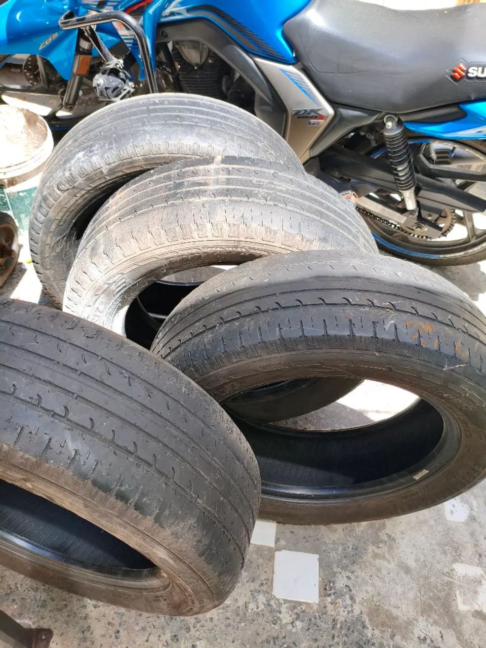 Vendo ou troco Pneu aro 17 meia vida - Foto 3