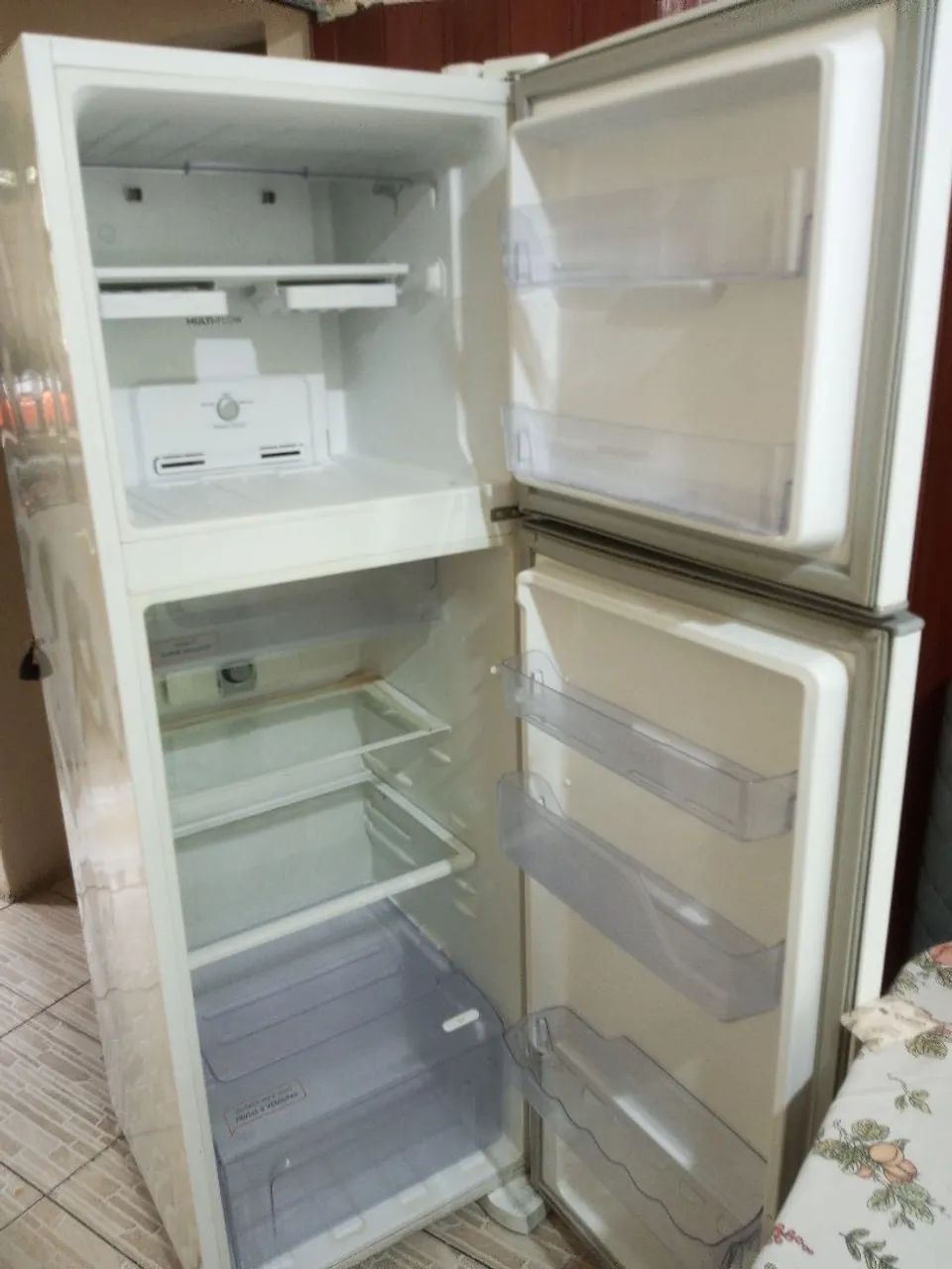 Vendo geladeira semi-nova. - Foto 3