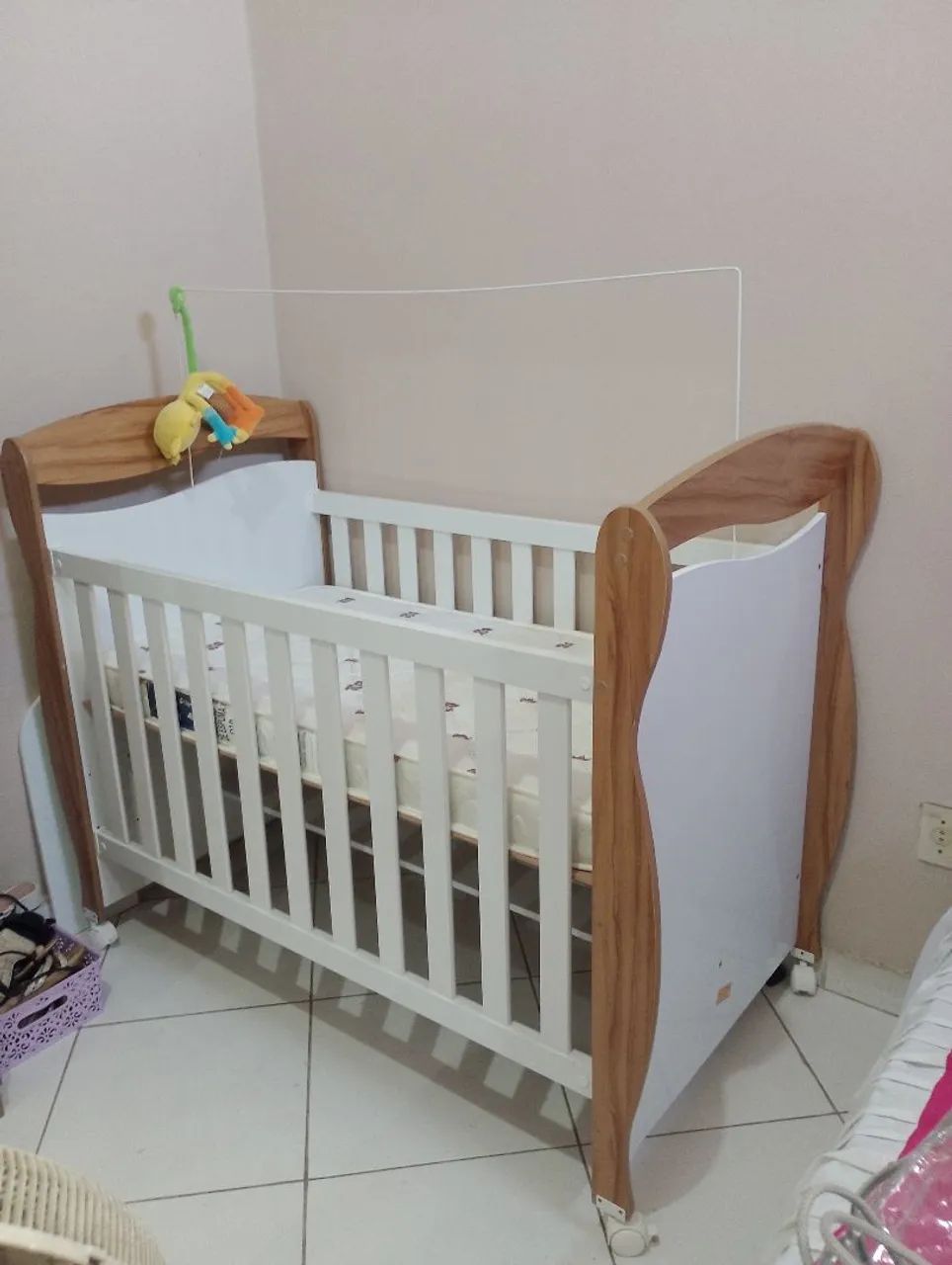 Berço junior americano com rodinhas 