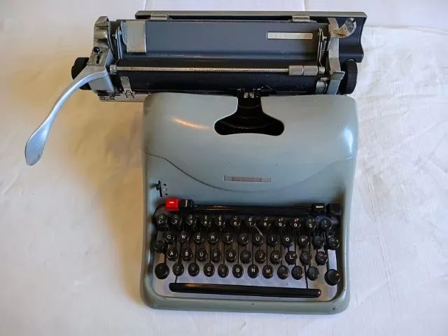 Maquina De Escrever Olivetti Modelo Lexikon 80