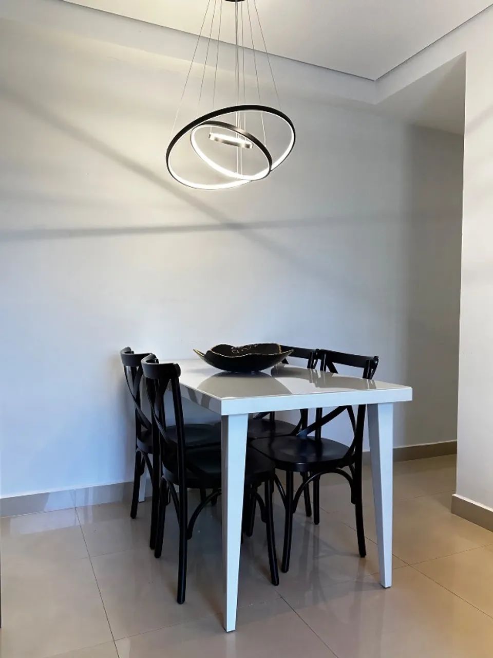 Mesa de jantar e cadeiras 