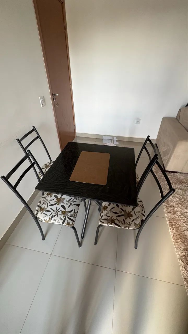 Vendo mesa com cadeiras 