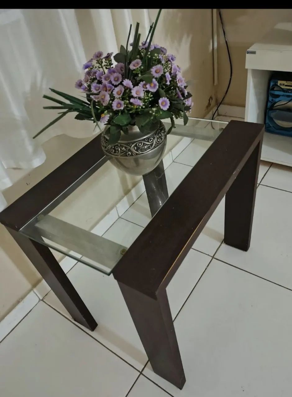Mesa de centro com vidro.