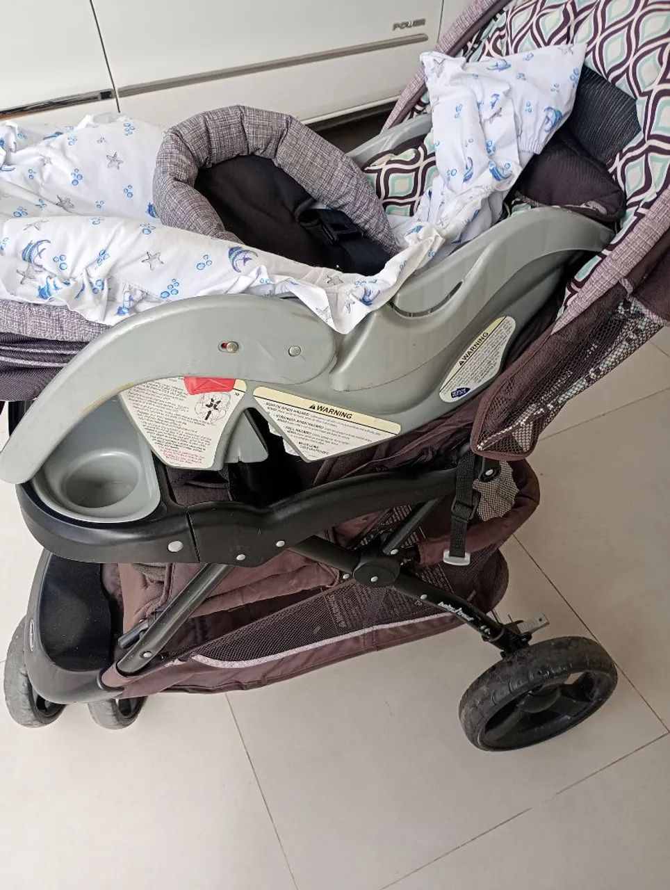 Vendo carrinho de bebê com bebe conforto - Foto 5