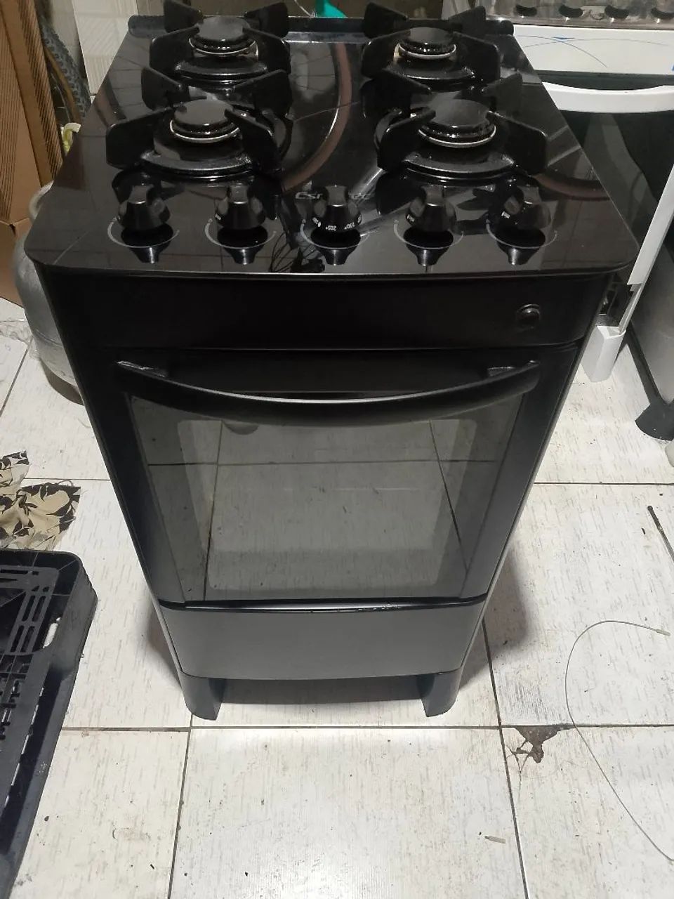 Fogão Esmaltec de 4 bocas preto com tampo de vidro 