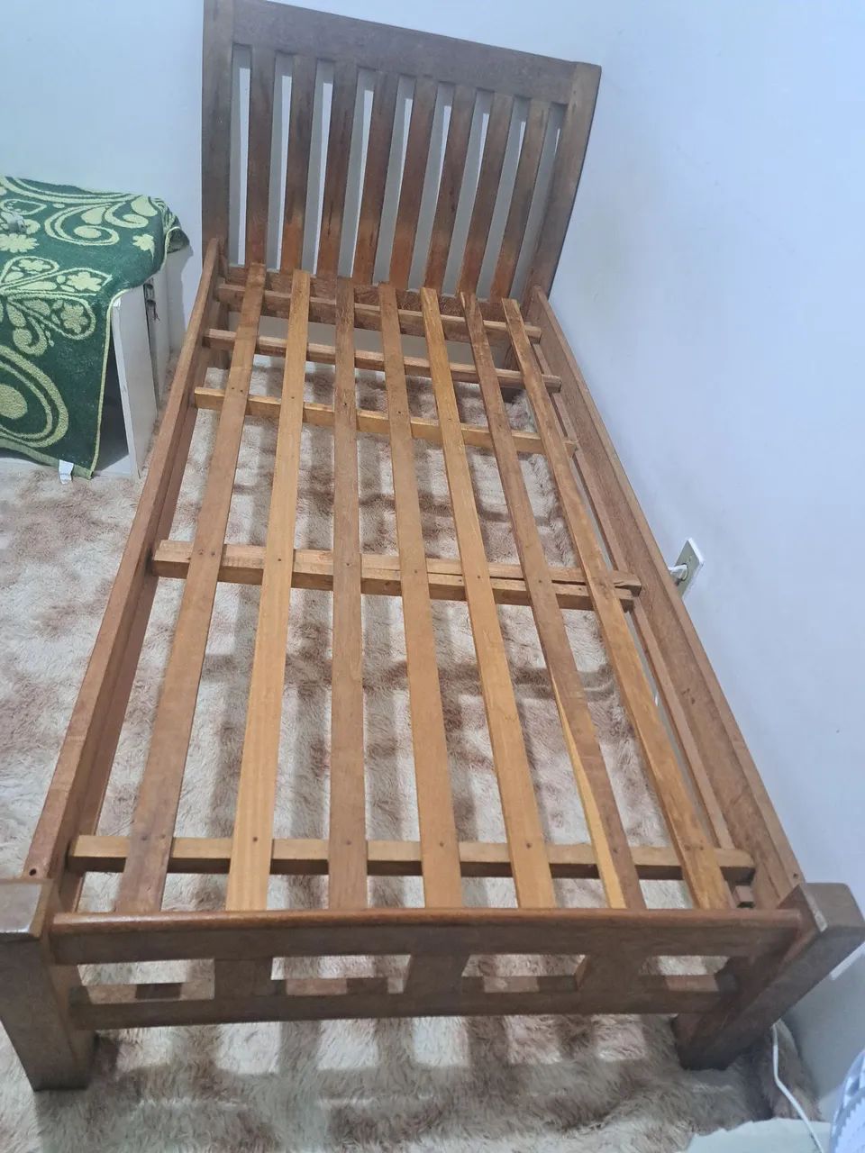CAMA DE SOLTEIRO EM MADEIRA MACIÇA  - Foto 4