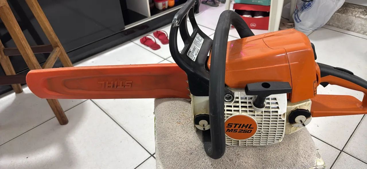 Aluga se um totó Serra STIHL MS250 200  a diária 1