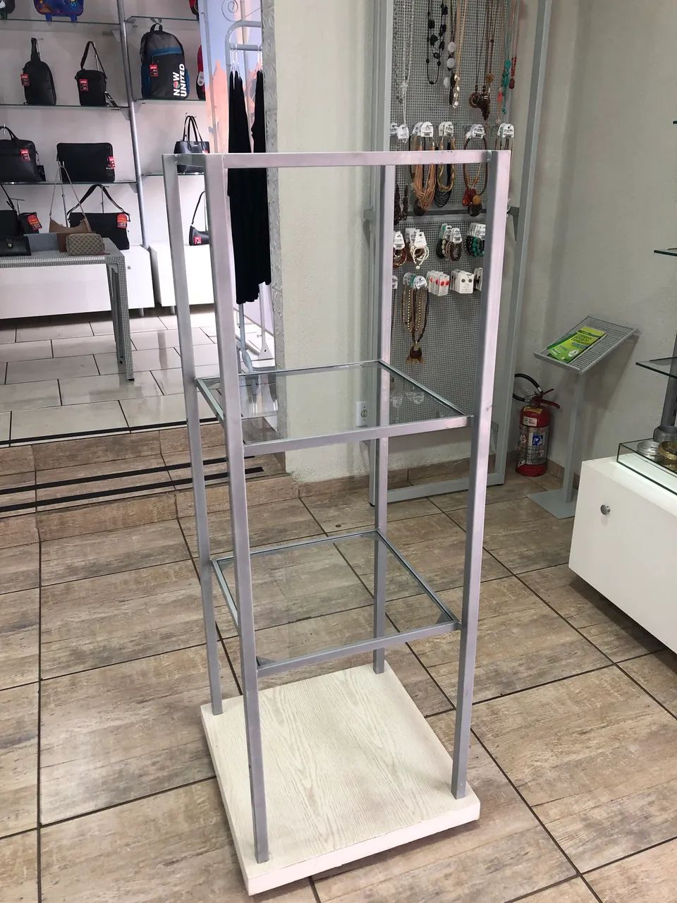 Vendo Expositor Torre de metal com prateleiras de vidro 