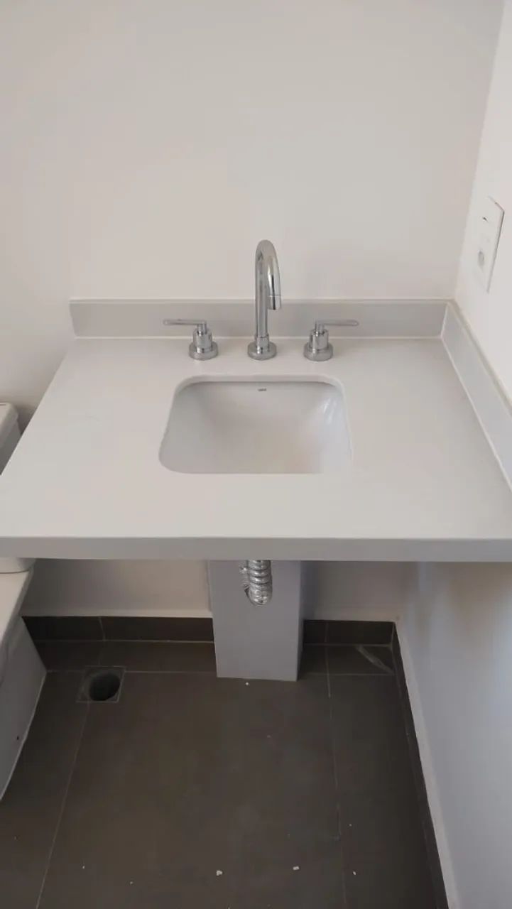 Pia de Banheiro Completa em Quartzo Branco 68x54 cm com Cuba e Torneira 