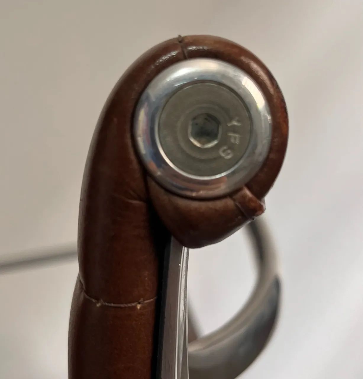 Cadeiras  Modelo: Herman Miller - Eames EA335 - Foto 5