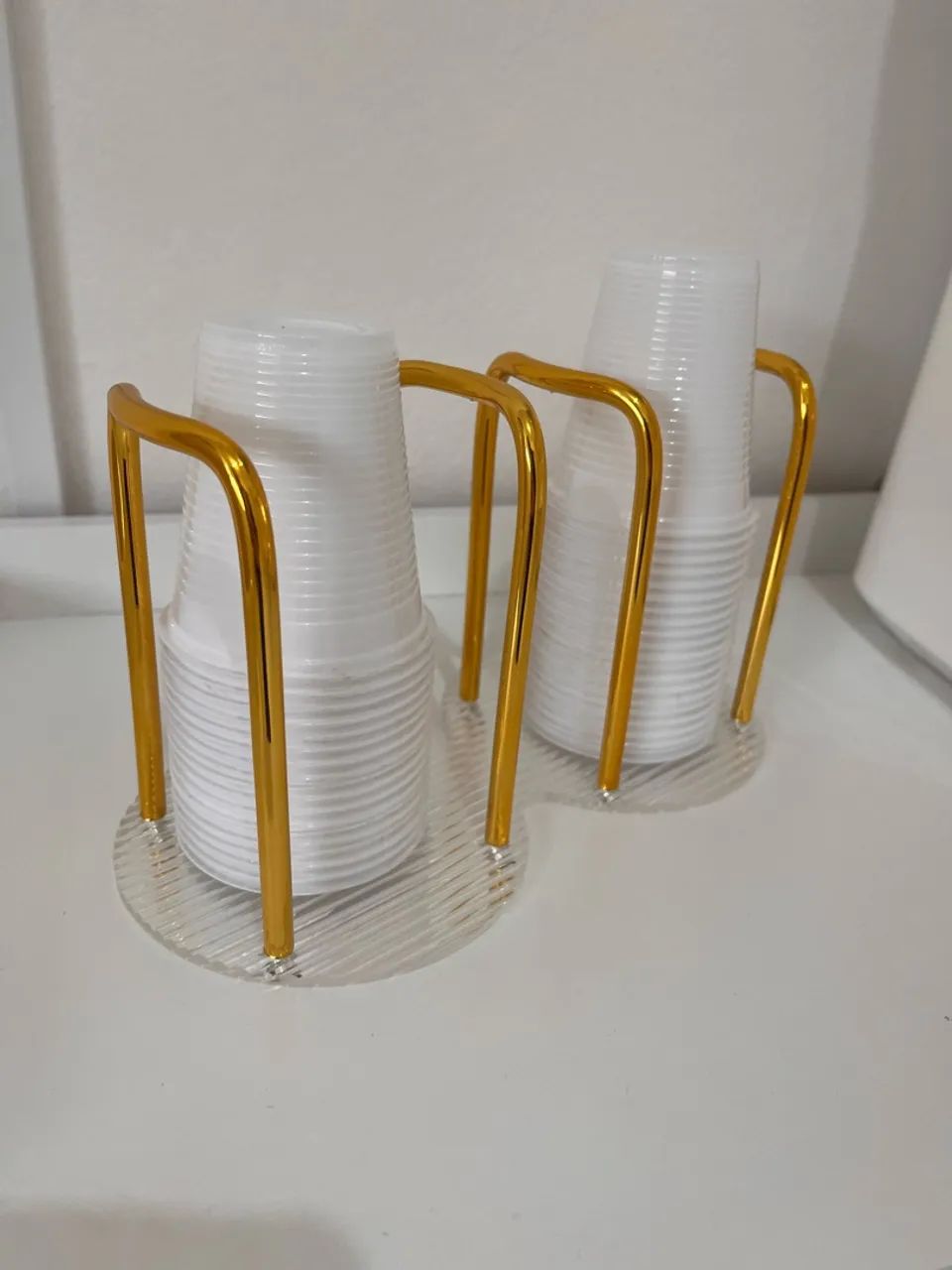 Suporte de copos em acrílico dourado 