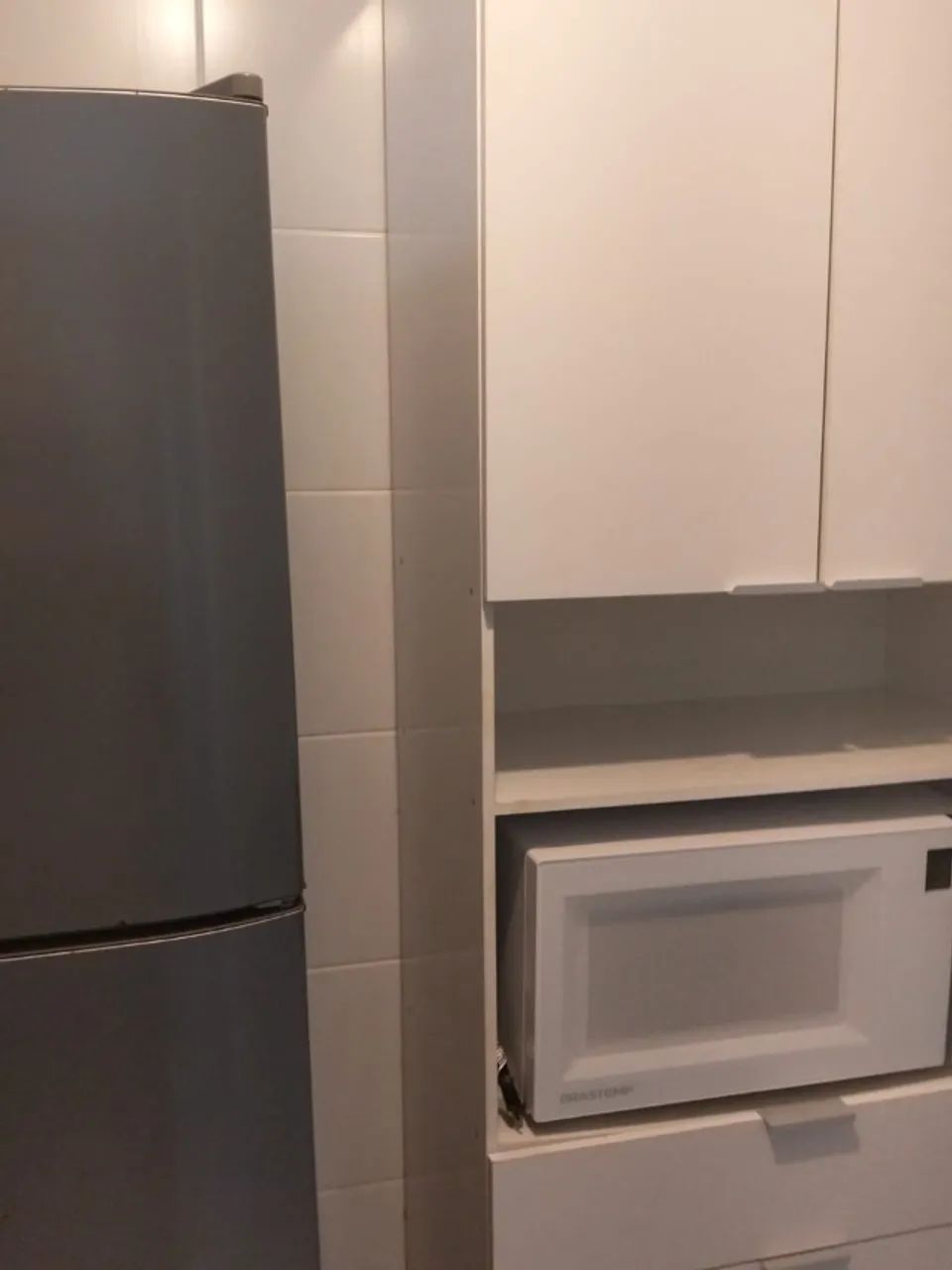 Paneleiro alto branco com nicho para micro-ondas - Foto 3
