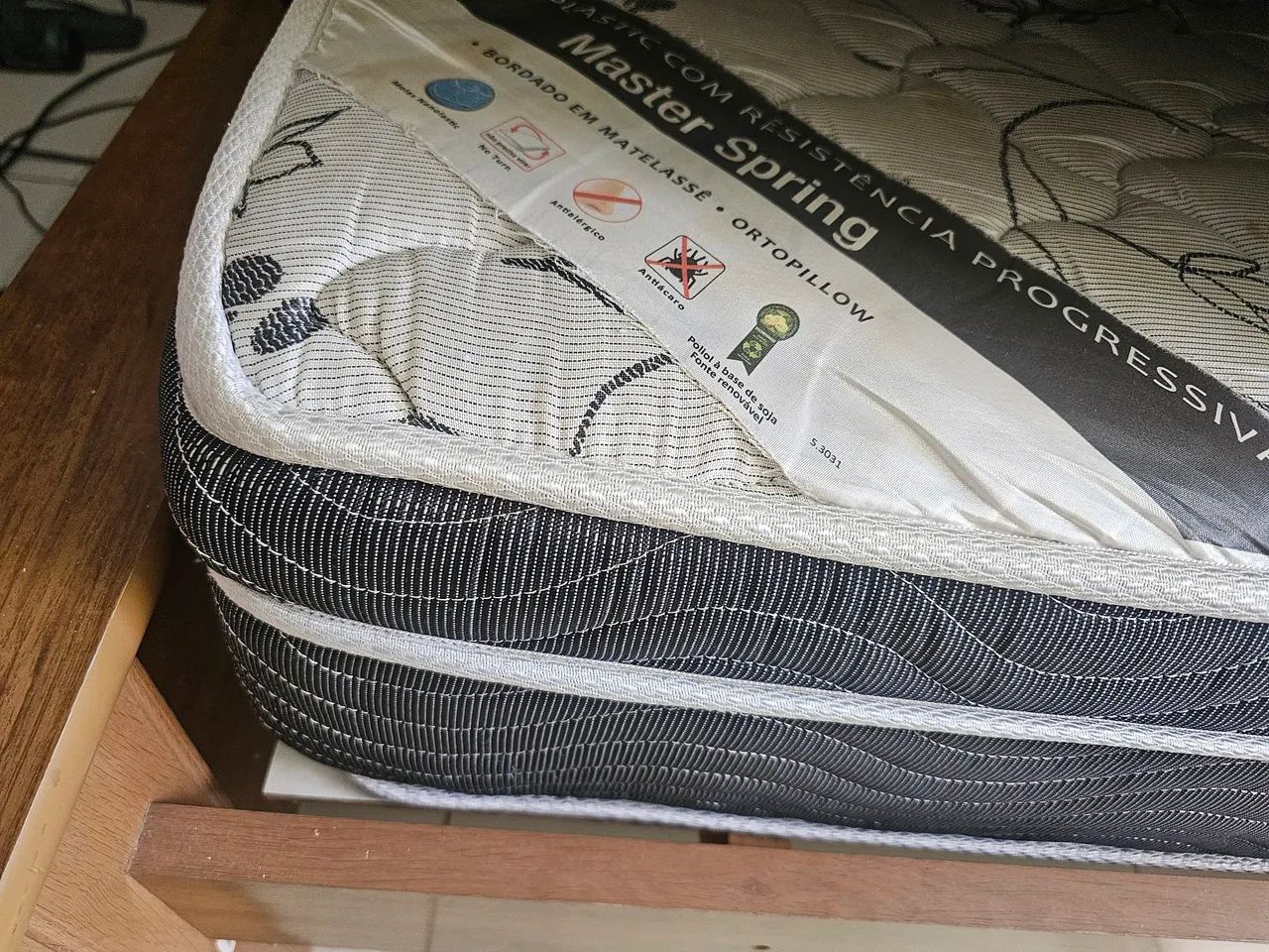 Vendo cama casal com colchão. - Foto 2