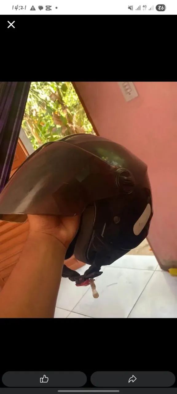 Vende-se um capacete aberto 