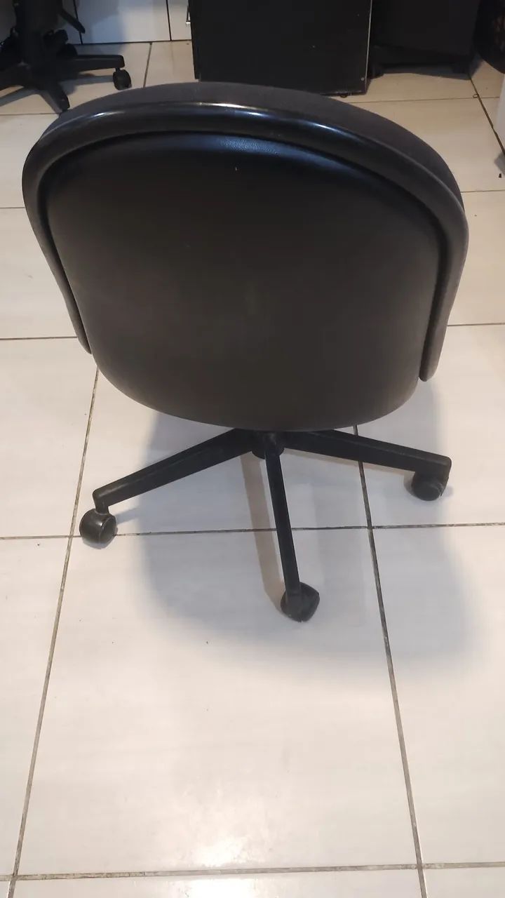 CADEIRA DE ESCRITÓRIO GIRATÓRIA PRETA - CONFORTÁVEL - Foto 4