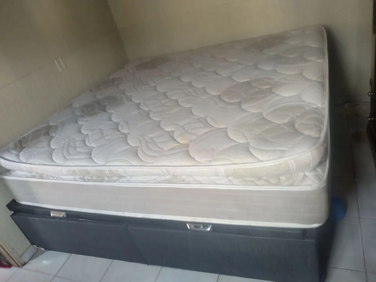 Cama Super king box com gaveteiro 2,00 x 2,20 bem conservada .  1,000  - Foto 2