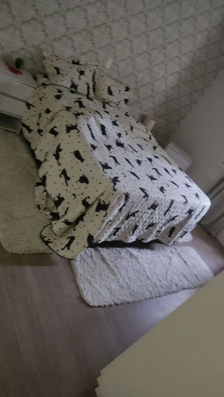 Cama box Queen, Box sem revestimento, com saia e dois criados - Foto 2