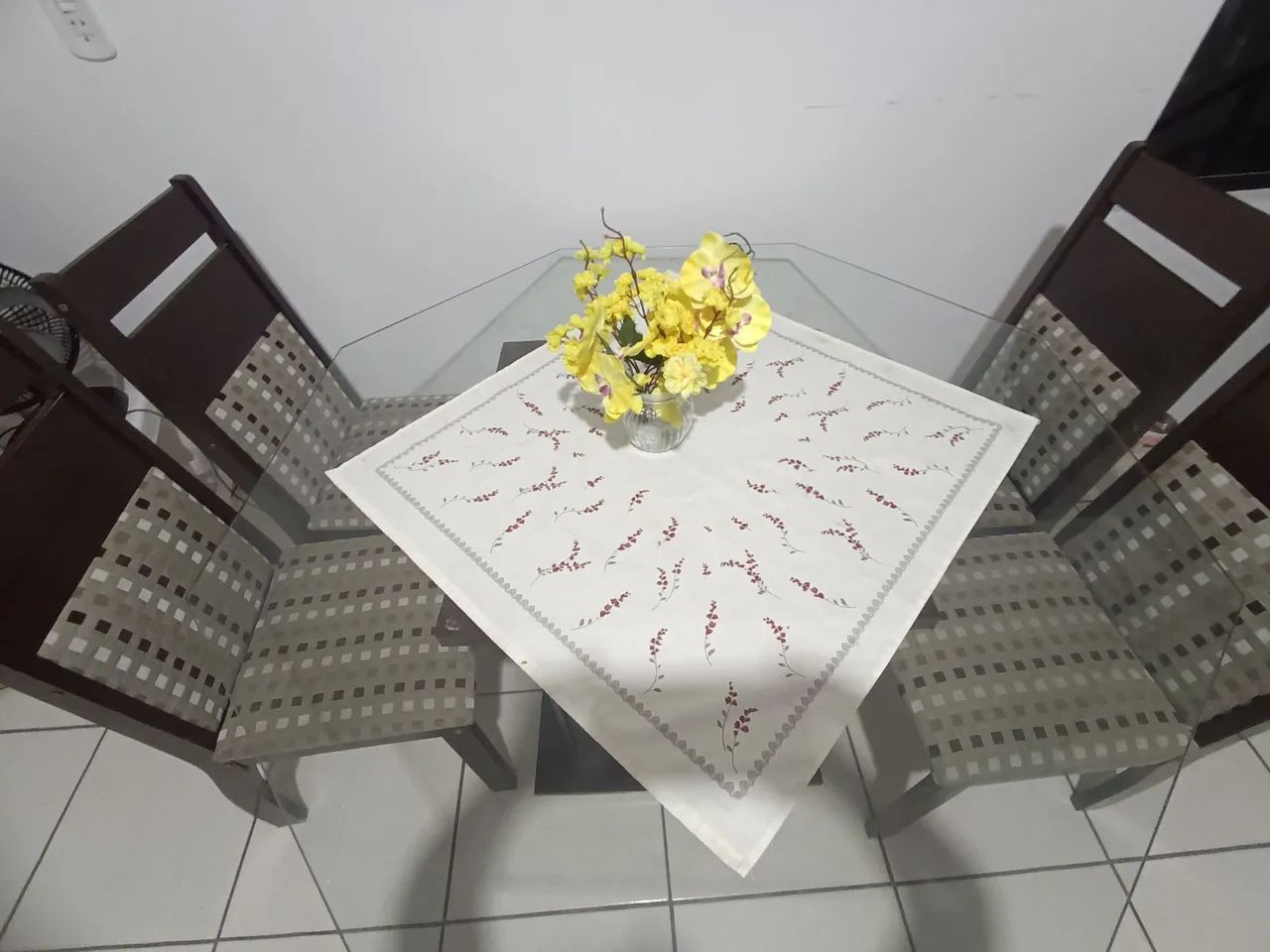 Mesa com 6 cadeiras 
