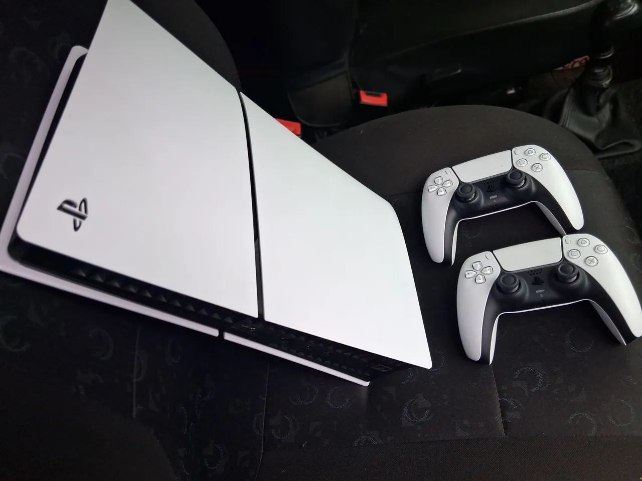 PlayStation 5  Slim Digital 825 gb Branco + 2 controles + FIFA 2026 + GTA 5. - Foto 4