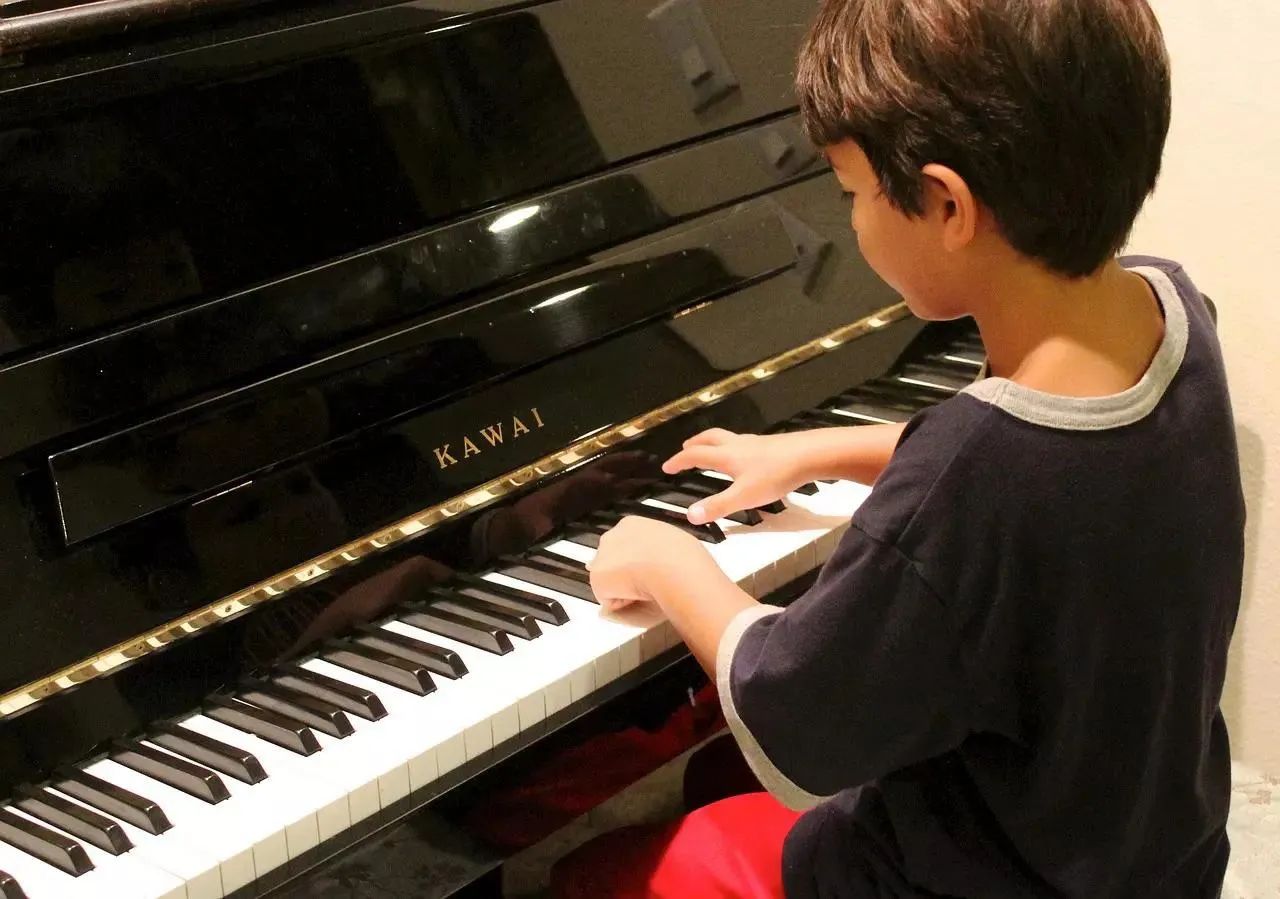 Aula de piano para crianças 