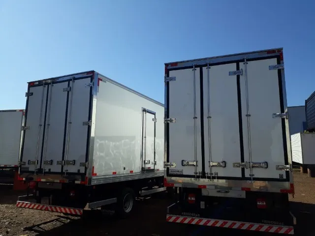 camara fria com porta traseira tripartida Mathias implementos