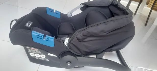 bebê conforto e roupinha recém nascido