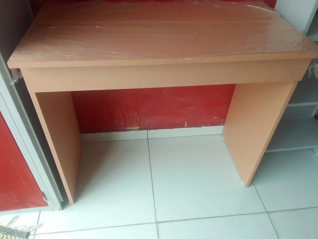 Escrivaninha  com gavetão  - Foto 3