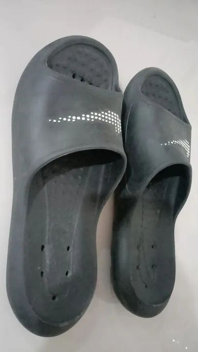 Chinelo Slide Preto com Detalhes