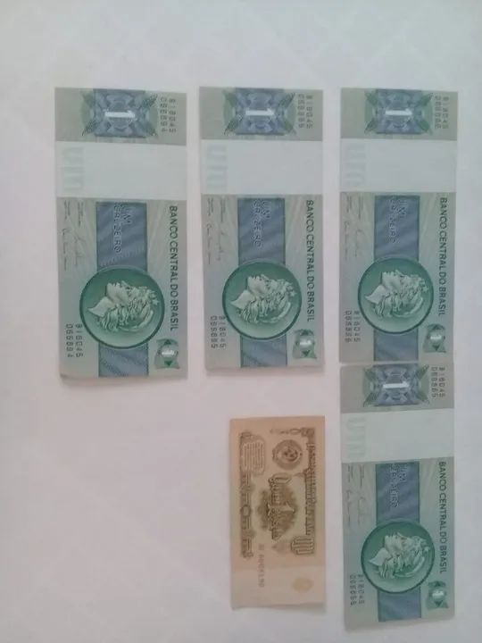 Cédulas De Cruzeiros E Rublo