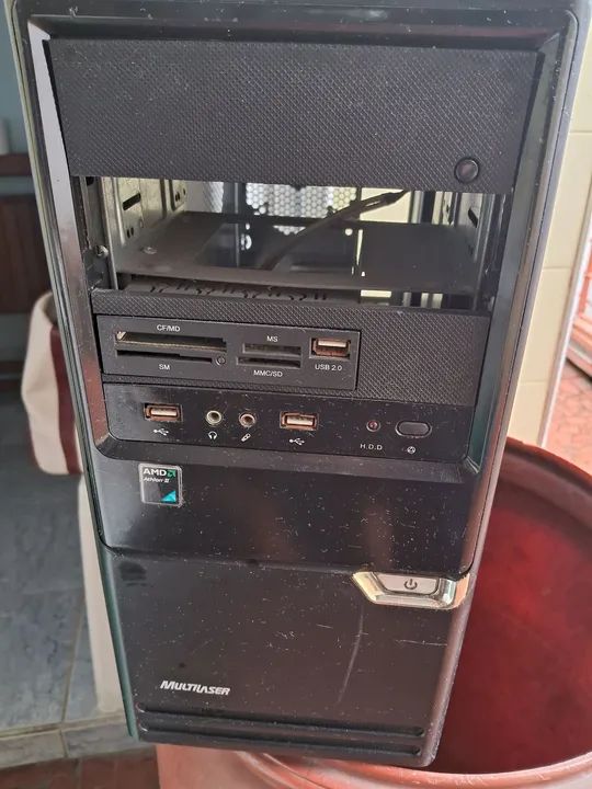 Gabinete de computador com leitor de cartões 
