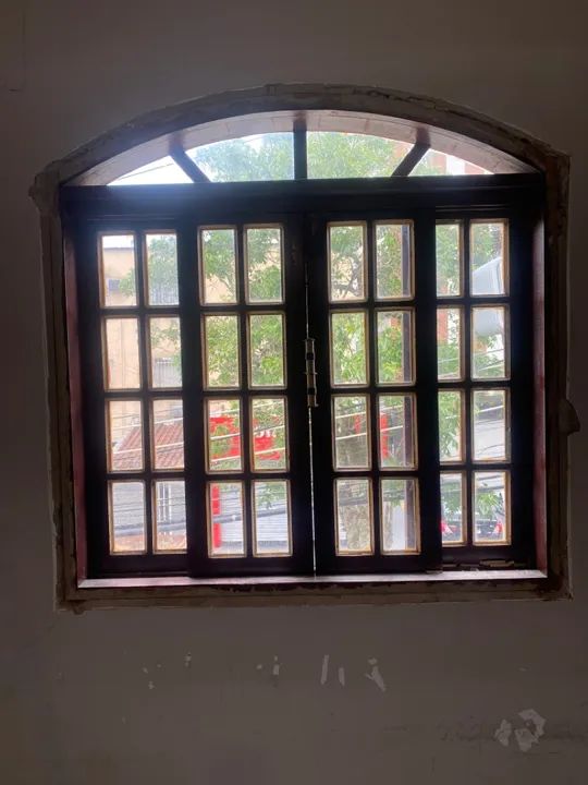 Janela de madeira estilo arco - impecável! - Foto 2