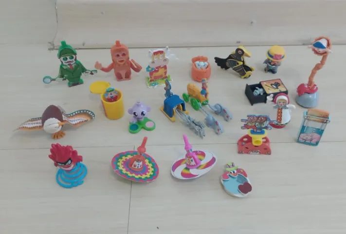 Lote com 21 miniaturas Kinder Ovo