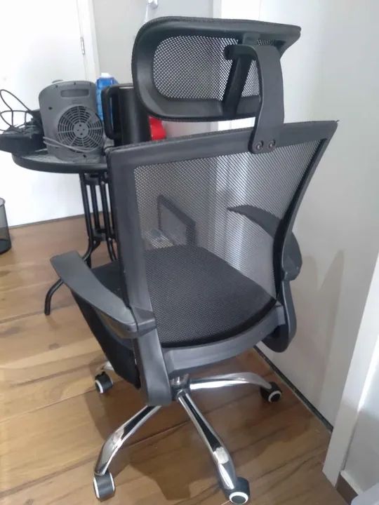 Cadeira de escritório presidente giratória c/ rodas e braços em Plástico / Estofado Preto - Foto 2