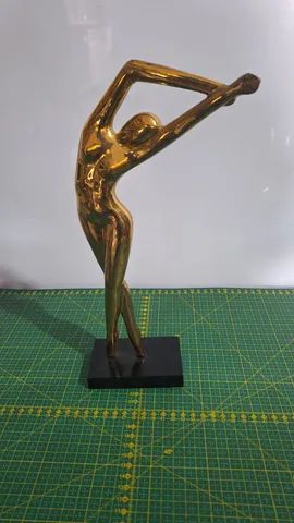 Linda escultura metal representação de uma bailarina