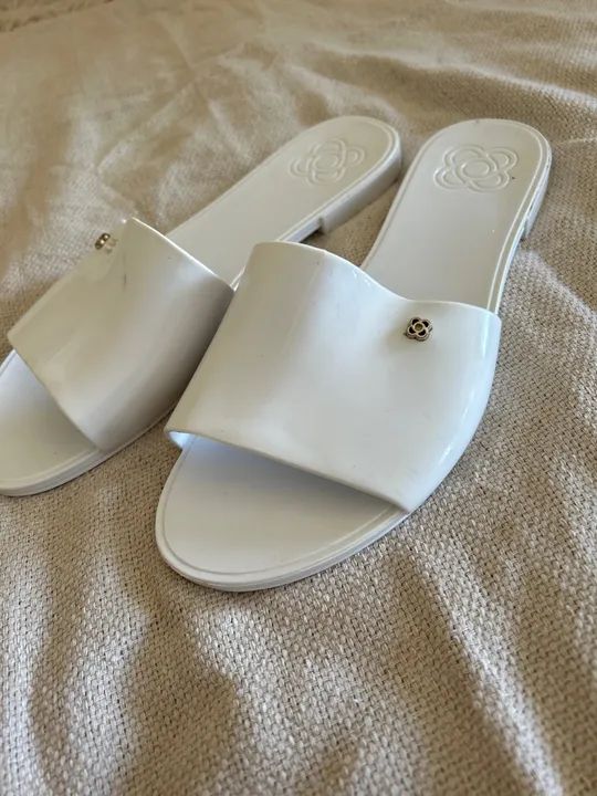 Chinelo branco Petite Jolie, estilosa e confortável