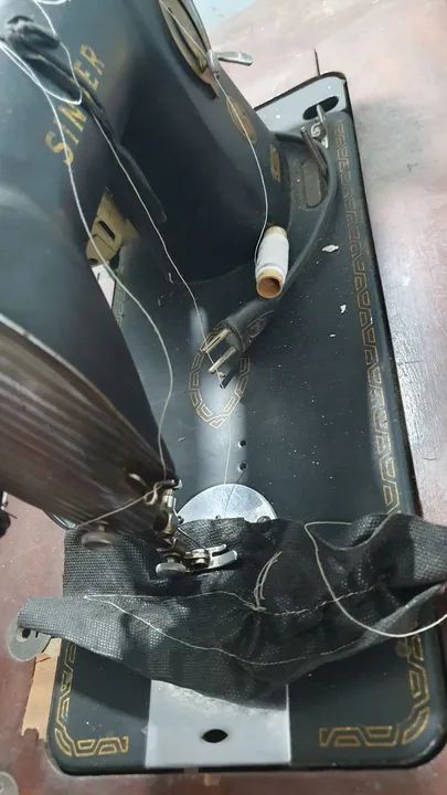Máquina de costura antiga  - Foto 5