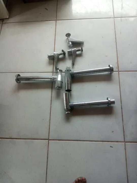 3 torneiras de metal e 3 sifão de metal. Negociável!