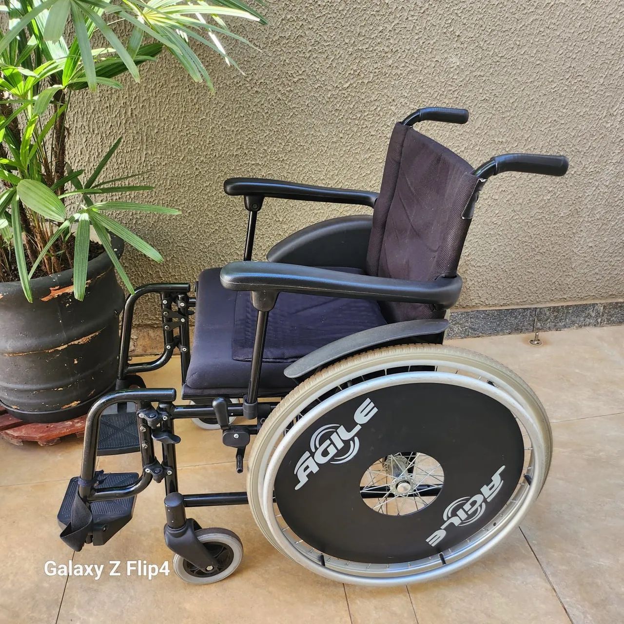 Cadeira de rodas Agile útil e adorável para qualquer pessoa