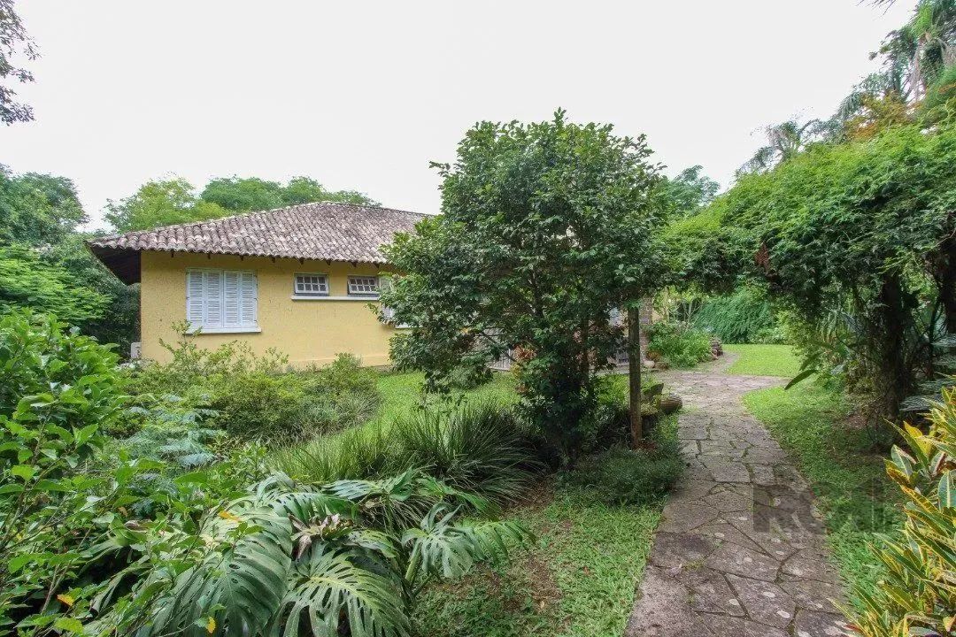 Em terreno com 7.320m², lindo sobrado com 302m² de área construída, a poucos metros da Est - Foto 5