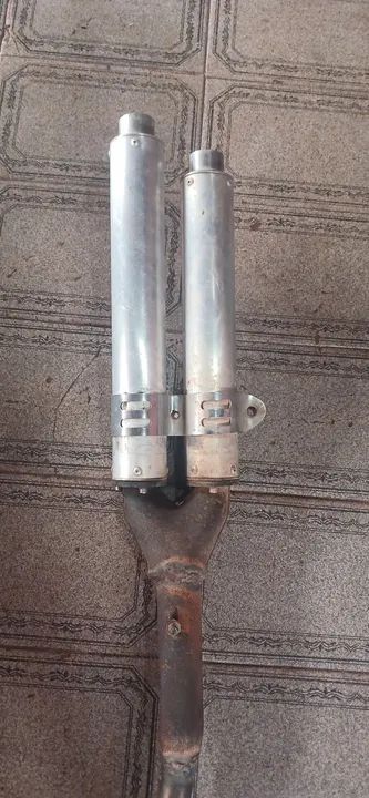 Escapamento duplo para moto R$ 250,00.