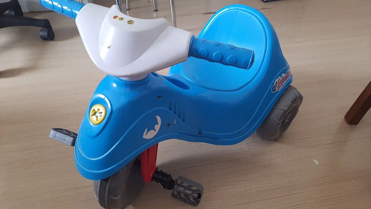 Motoca e cavalo de brinquedo