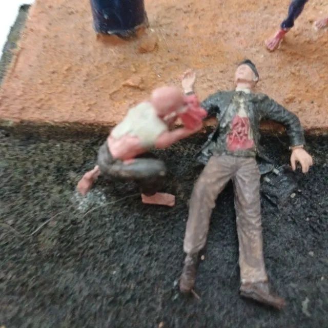 diorama de cena de ataque zumbi  - Foto 4