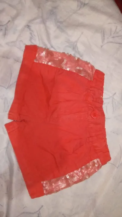 Shortinho de bebê menina com detalhes em paetês