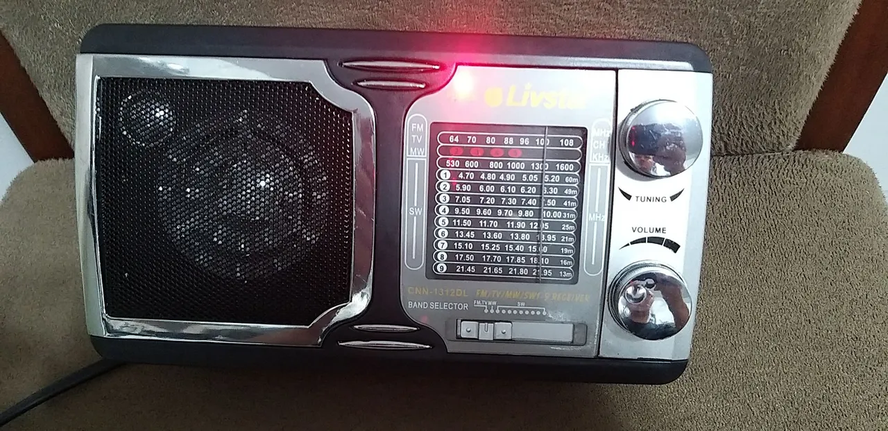 Rádio Portátil AM/FM Livstar seminovo