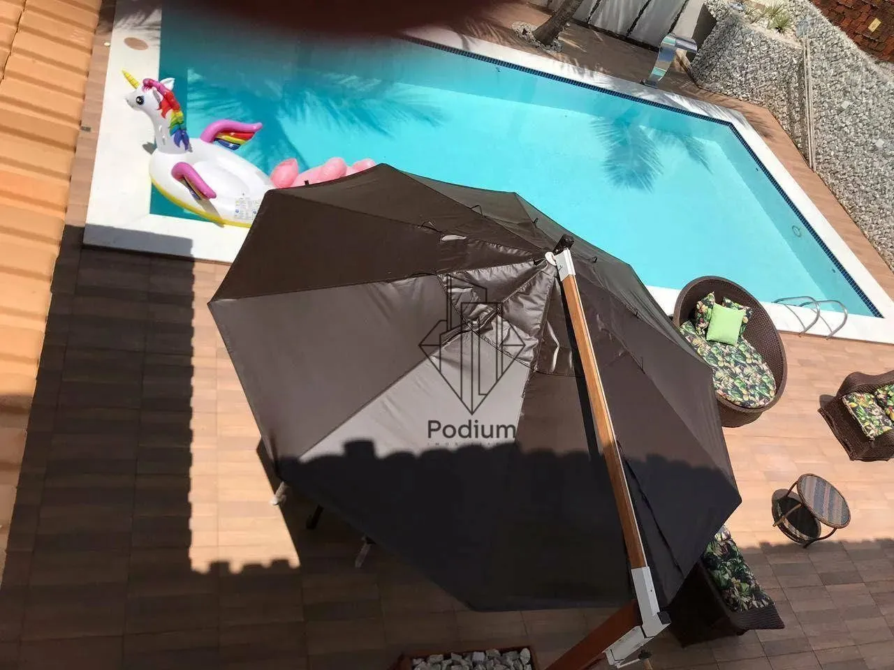 Aluga-se Ponto Comercial / Casa de 1º andar com piscina e varanda / sacada a 260m da praia