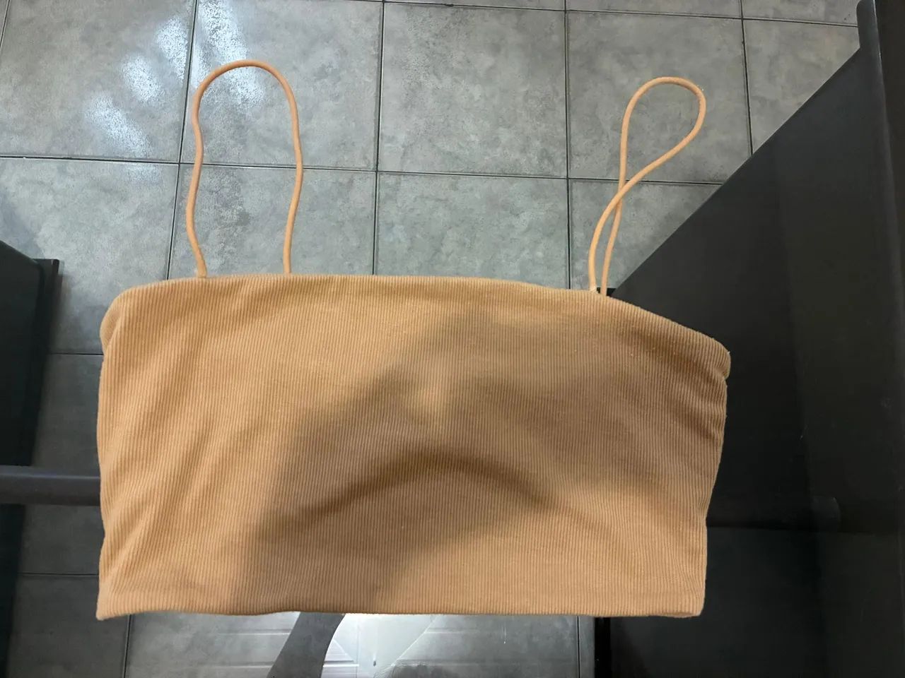 Top faixa bege com alças finas 