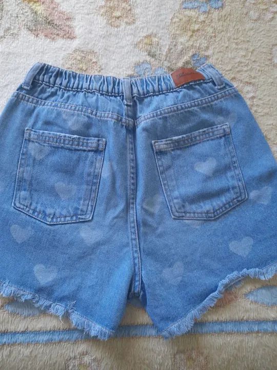 Short Jeans Infantil com Estampa de Corações - Foto 2