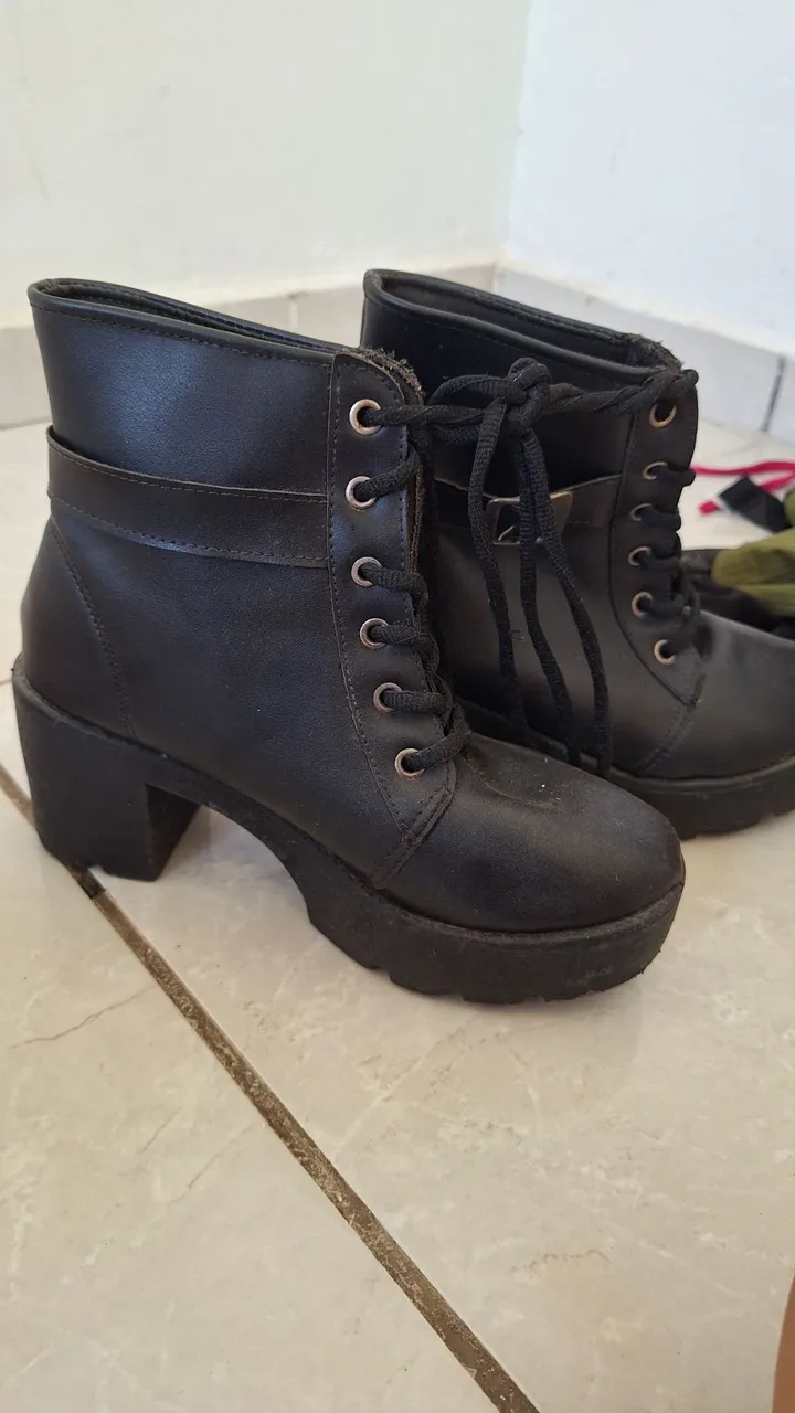 Botas Femininas de Salto Alto - Pretas