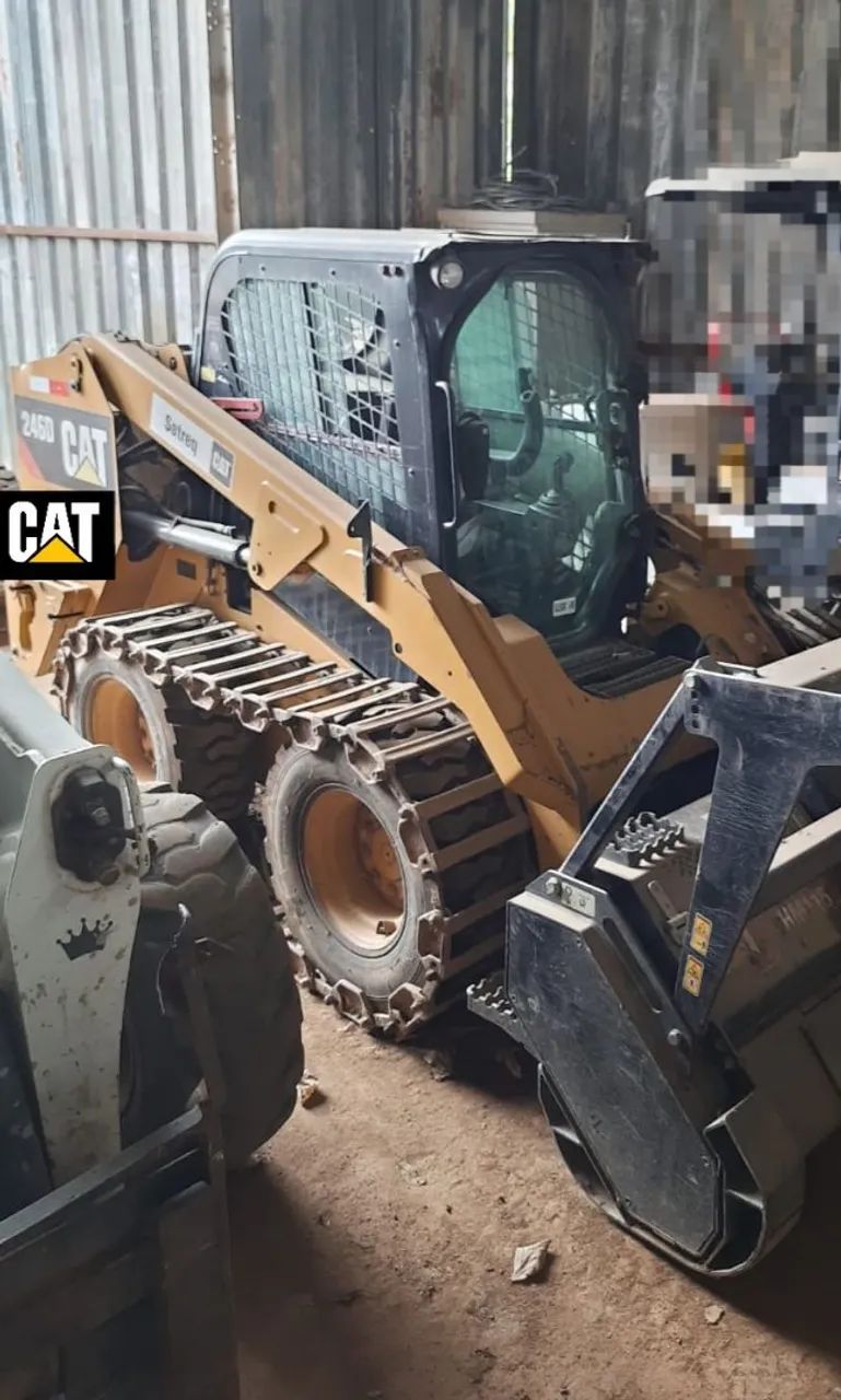 Mini Carregadeira Caterpillar 246D cabinada