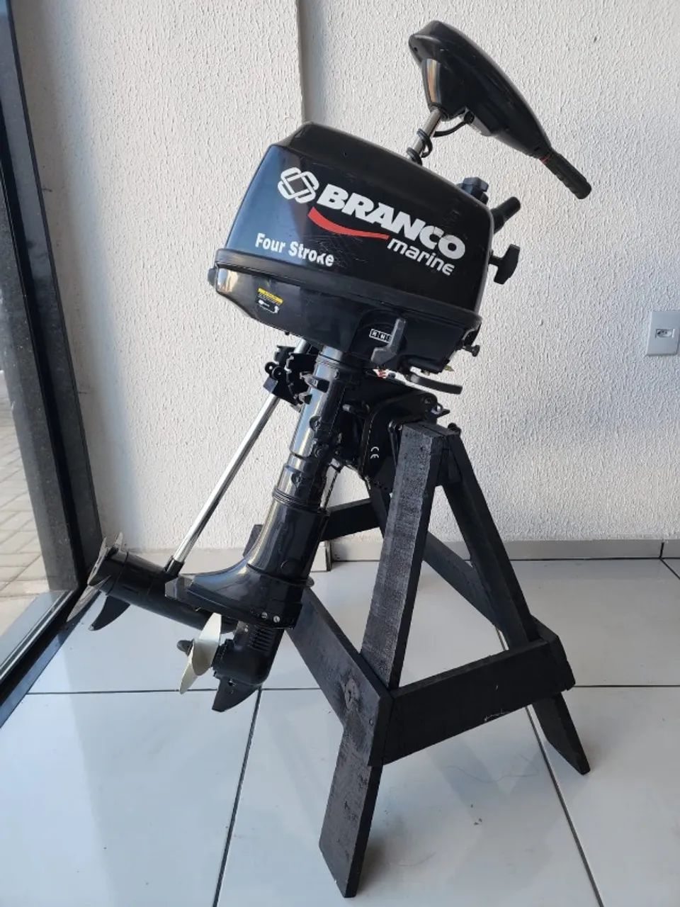 Motor de Popa Branco Marine 5 HP e Motor Elétrico Phantom 54 Lbs 12V p/ Barcos/Botes